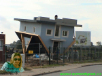to není optický klam, fotomontáž ani důsledek hurikánu - takový dům opravdu stojí v Trassenheide na ostrově Usedom... (zřejmě opilý architekt...)